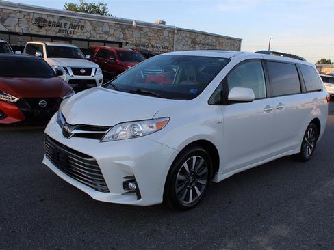 Used 2020 Toyota Sienna XLE AWD/4WD image 3