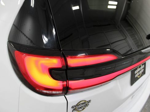 Used 2022 Chrysler Pacifica Touring-L FWD image 21