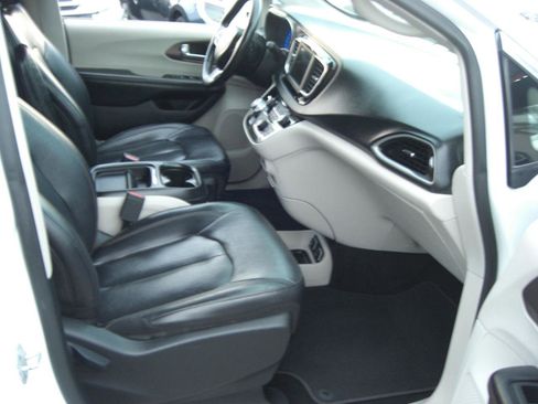 Used 2019 Chrysler Pacifica Touring-L image 14