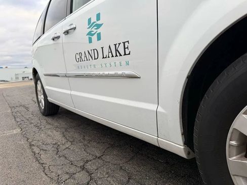 Used 2014 Chrysler Town & Country Touring w/ Driver Convenience Group image 11