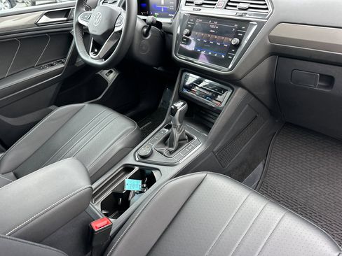 Used 2022 Volkswagen Tiguan SE image 16