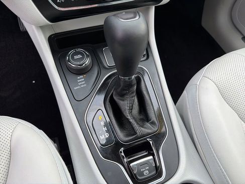 Used 2019 Jeep Cherokee Limited AWD/4WD image 18