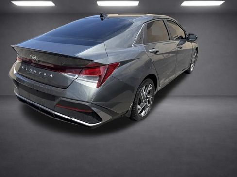 Used 2025 Hyundai Elantra Sport FWD image 17