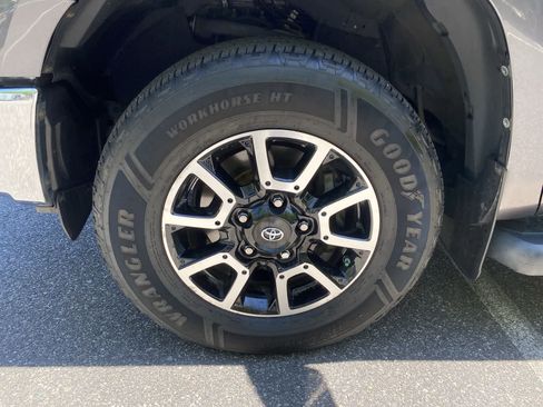 Used 2017 Toyota Tundra Limited w/ Limited Premium Package AWD/4WD image 10