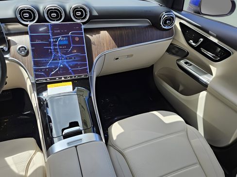 New 2025 Mercedes-Benz GLC 300 image 13