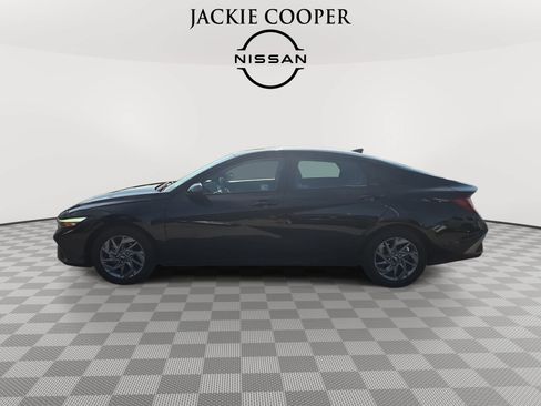 Used 2024 Hyundai Elantra SEL FWD image 8
