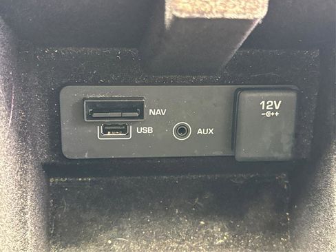 Used 2017 Land Rover Discovery Sport SE image 41