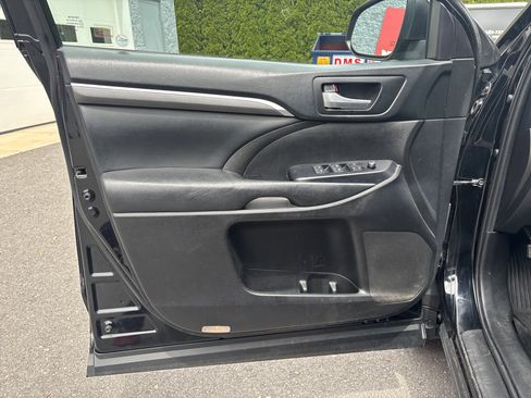 Used 2019 Toyota Highlander SE AWD/4WD image 20