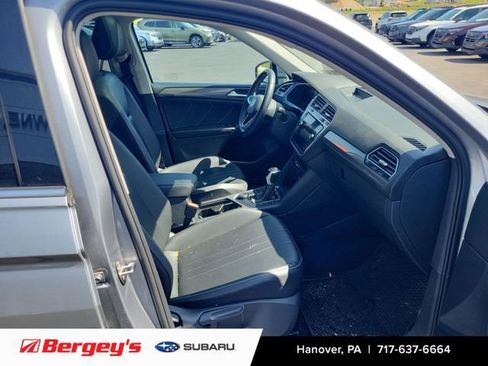Used 2024 Volkswagen Tiguan SE w/ Panoramic Sunroof Package image 11