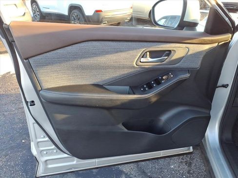 Used 2023 Nissan Rogue SV image 11