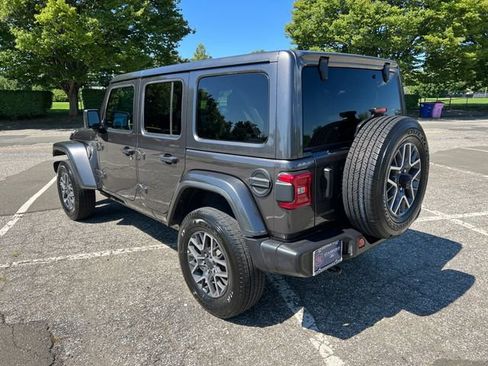 Used 2025 Jeep Wrangler Unlimited Sahara AWD/4WD image 7