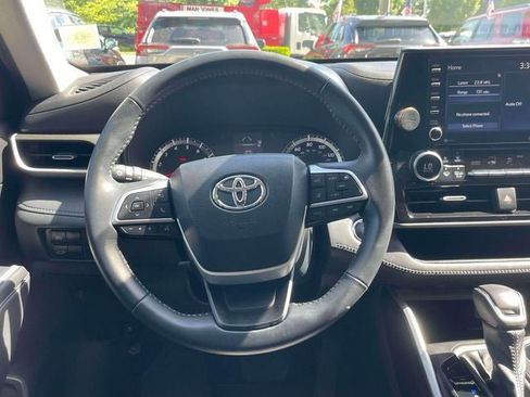 Used 2022 Toyota Highlander LE AWD/4WD image 14