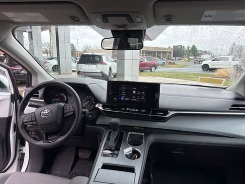 Used 2025 Toyota Sienna LE image 35