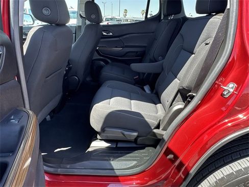 Used 2022 GMC Acadia SLE image 15