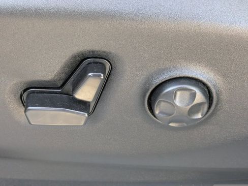 Used 2023 Chrysler Voyager LX image 17