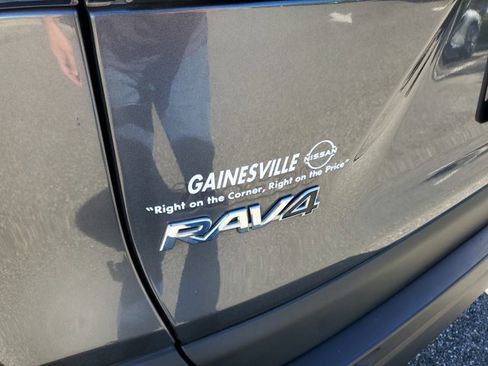 Used 2021 Toyota RAV4 XLE Premium image 8