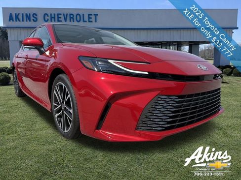 Used 2025 Toyota Camry XLE FWD image 3