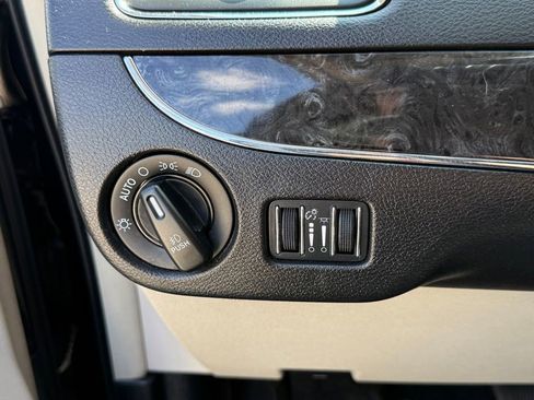 Used 2014 Chrysler Town & Country Touring FWD image 23