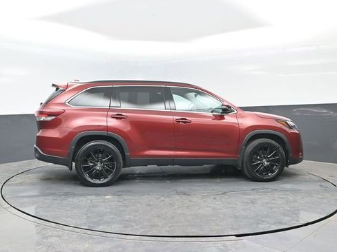 Used 2019 Toyota Highlander SE image 3