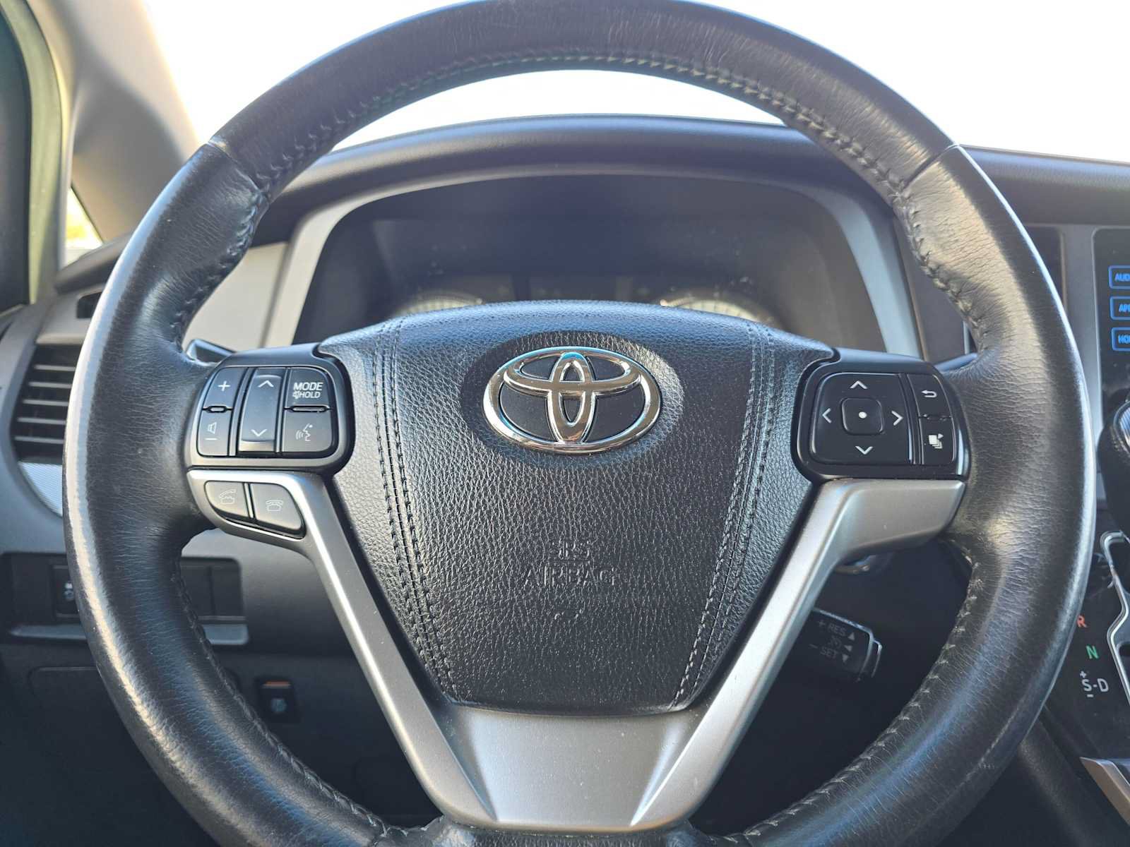 Used 2016 Toyota Sienna SE w/ SE Preferred Package FWD image 28