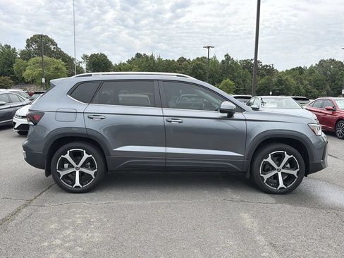 Used 2025 Volkswagen Taos SEL AWD/4WD image 6