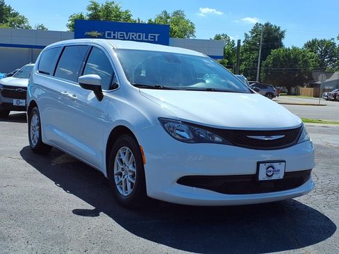 Used 2023 Chrysler Voyager LX FWD image 5