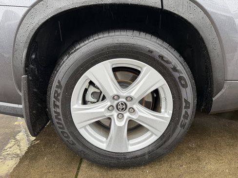 Used 2024 Toyota Highlander LE image 9