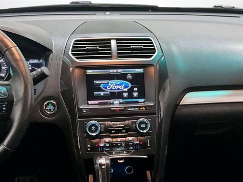 Used 2016 Ford Explorer XLT w/ Equipment Group 202A image 9