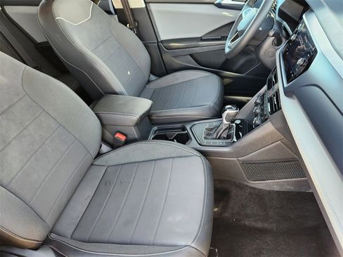 Used 2024 Volkswagen Taos SE image 16