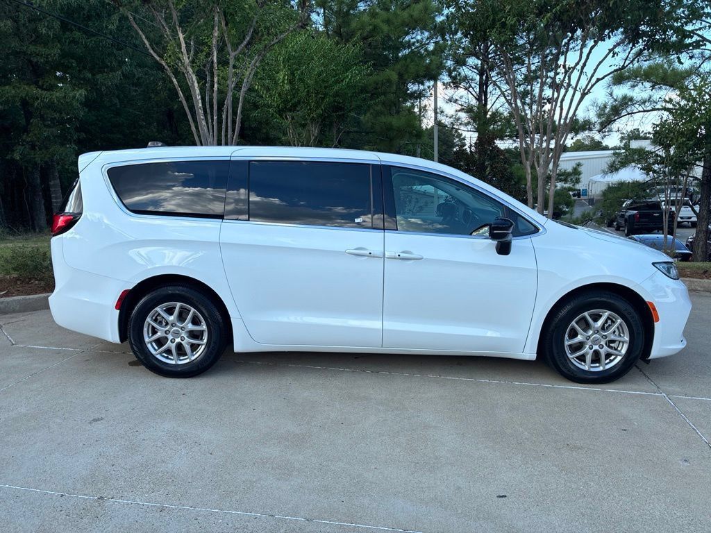 Used 2024 Chrysler Pacifica Touring-L FWD image 6