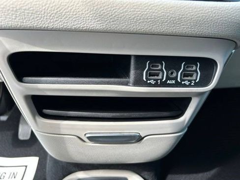 Used 2024 Chrysler Pacifica Limited FWD image 33