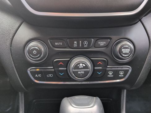 Used 2019 Jeep Cherokee Trailhawk w/ Comfort/Convenience Group image 22