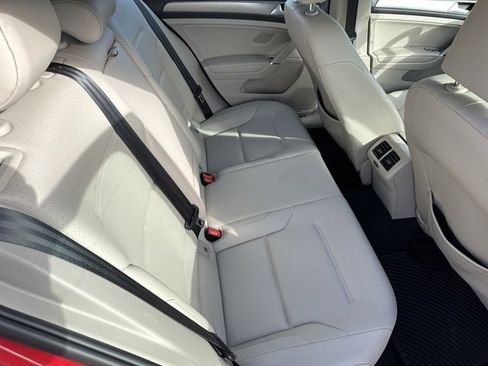 Used 2016 Volkswagen Golf SE image 21