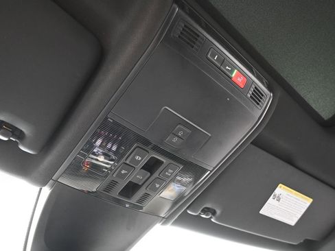 Used 2022 Volkswagen Tiguan SE R-Line image 22