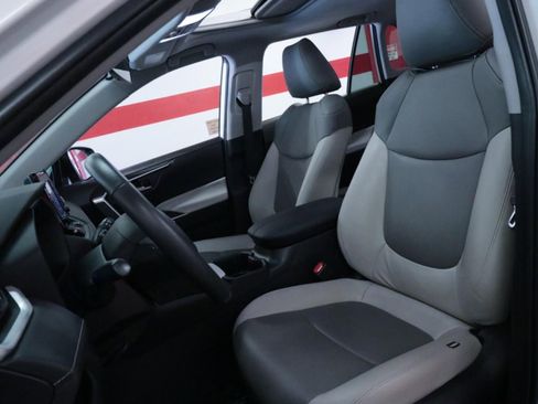 Used 2022 Toyota RAV4 XLE Premium image 9