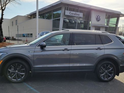 Used 2022 Volkswagen Tiguan SE image 2