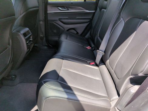 Used 2025 Jeep Grand Cherokee Limited w/ Luxury Tech Group II RWD image 36