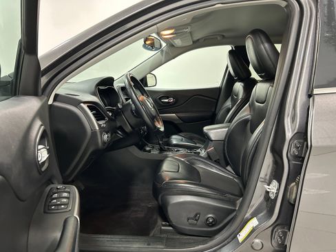 Used 2019 Jeep Cherokee Latitude Plus AWD/4WD image 4