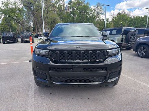 Used 2023 Jeep Grand Cherokee L Laredo image 2