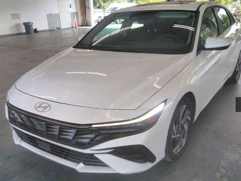 Used 2025 Hyundai Elantra SEL FWD image 1