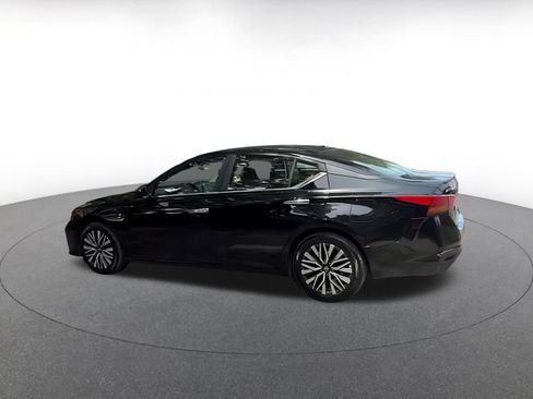 Used 2025 Nissan Altima 2.5 SV FWD image 15