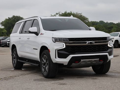 Used 2024 Chevrolet Suburban Z71 w/ Luxury Package AWD/4WD image 4