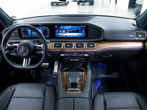 Used 2025 Mercedes-Benz GLS 450 4MATIC image 9