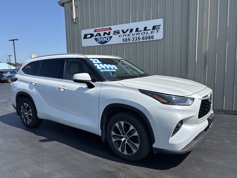 Used 2022 Toyota Highlander XLE AWD/4WD image 2