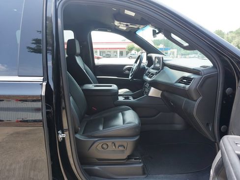 Used 2022 Chevrolet Suburban LT w/ Luxury Package RWD image 16