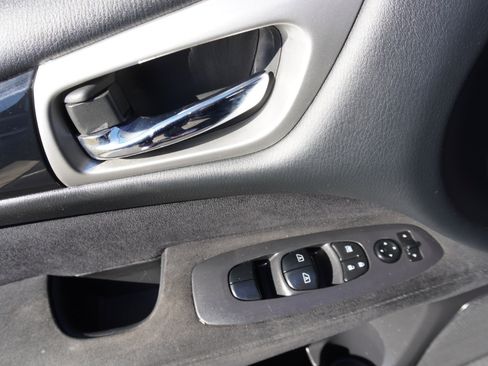 Used 2013 Nissan Pathfinder SV image 21