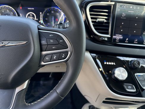 Used 2024 Chrysler Pacifica Touring-L FWD image 20
