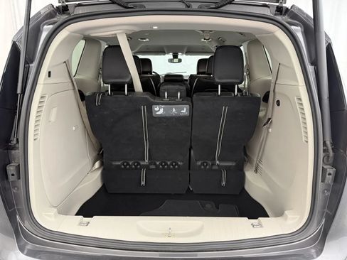 Used 2019 Chrysler Pacifica Touring-L FWD image 34
