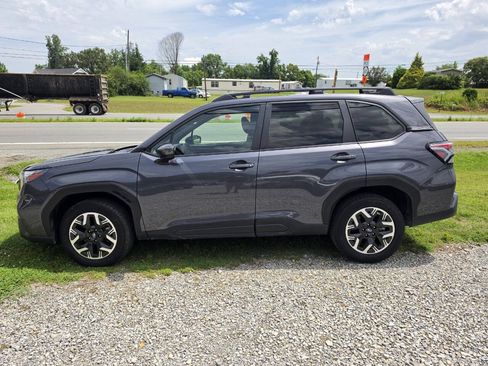 Used 2025 Subaru Forester Premium AWD/4WD image 3
