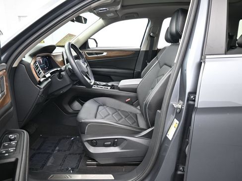 Used 2024 Volkswagen Atlas SE w/ Panoramic Sunroof Package FWD image 11